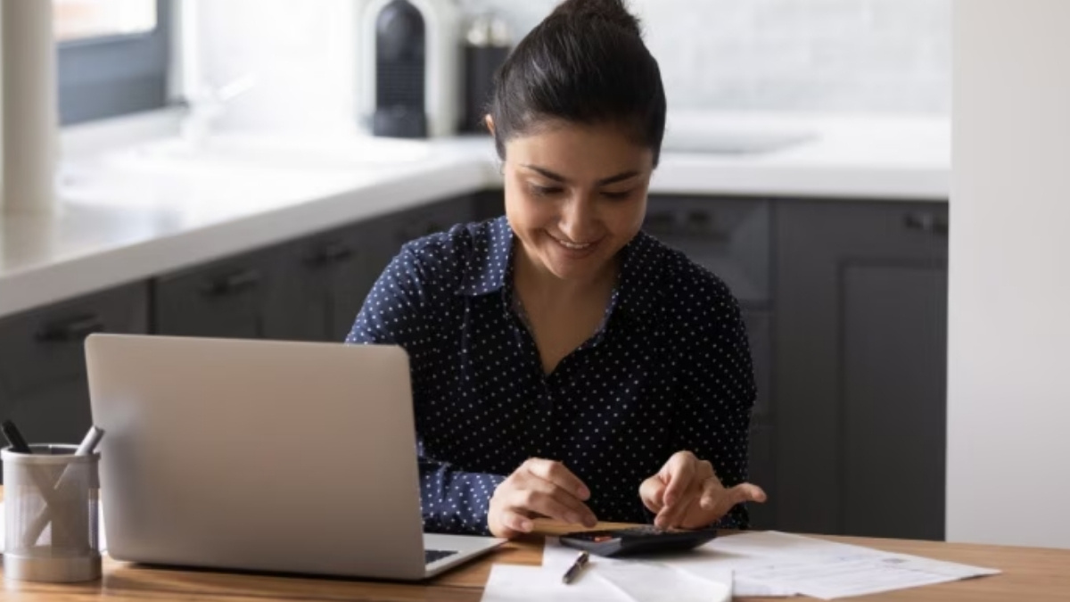 Why More Salaried Professionals Are Choosing Personal Loans Over Borrowing from Friends